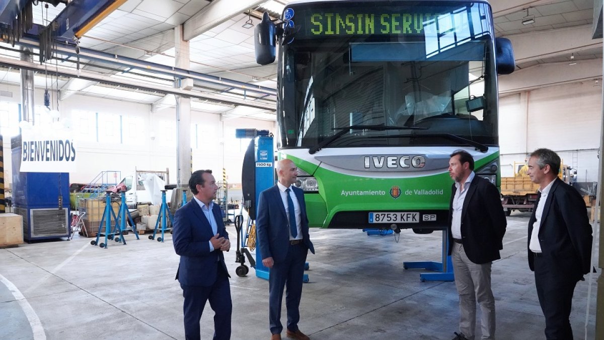 El alcalde, Óscar Puente, junto al dircom de Iveco España Jesús Navarro y Ruggero Mughini, director general de Iveco España y Portugal, y otros miembros de la directiva en la inauguración de las nuevas instalaciones de Hyn Motor en el Polígono San Cristóbal de Valladolid. - ICAL