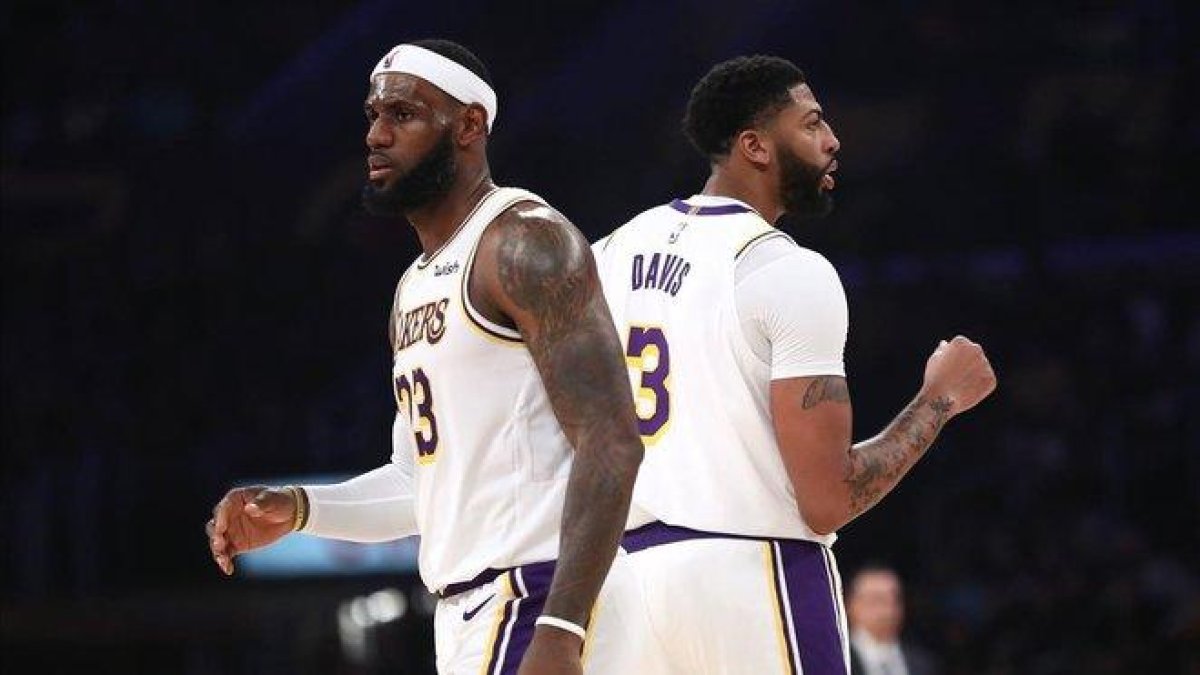 Lebron James y Anthony Davis, en un partido de la pretemporada de los Lakers-SEAN M HAFFEY (AFP)