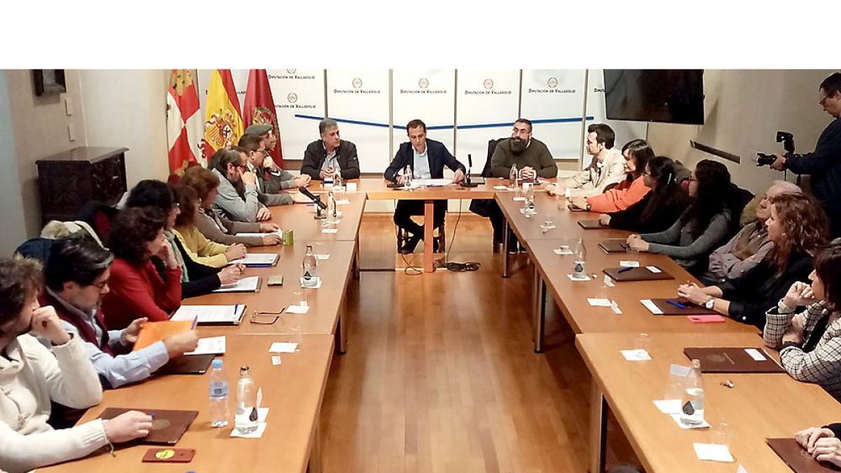 El presidente de la Diputación de Valladolid, Conrado Íscar, se reúne con los representantes de 19 ONG en el Palacio de Pimentel. SGC