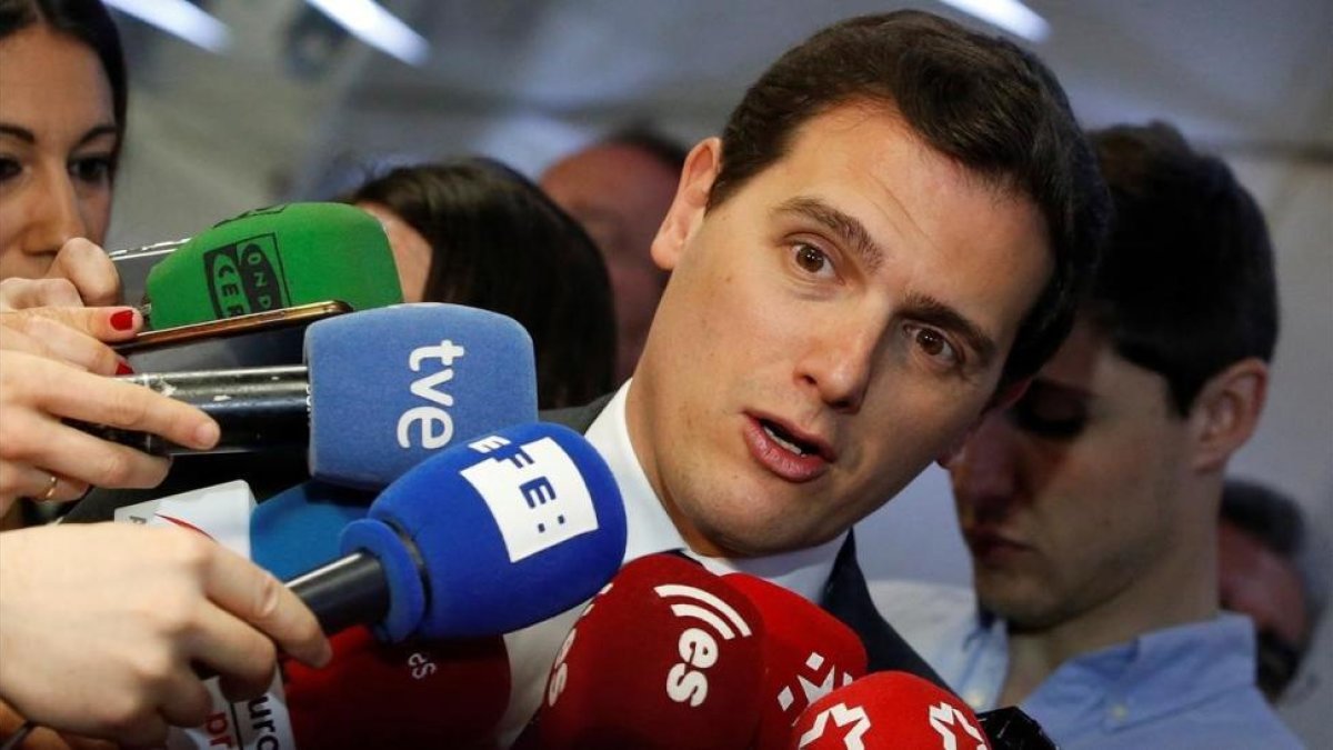 Albert Rivera atendiendo a los medios, esta mañana-JAVIER LIZÓN (EFE)