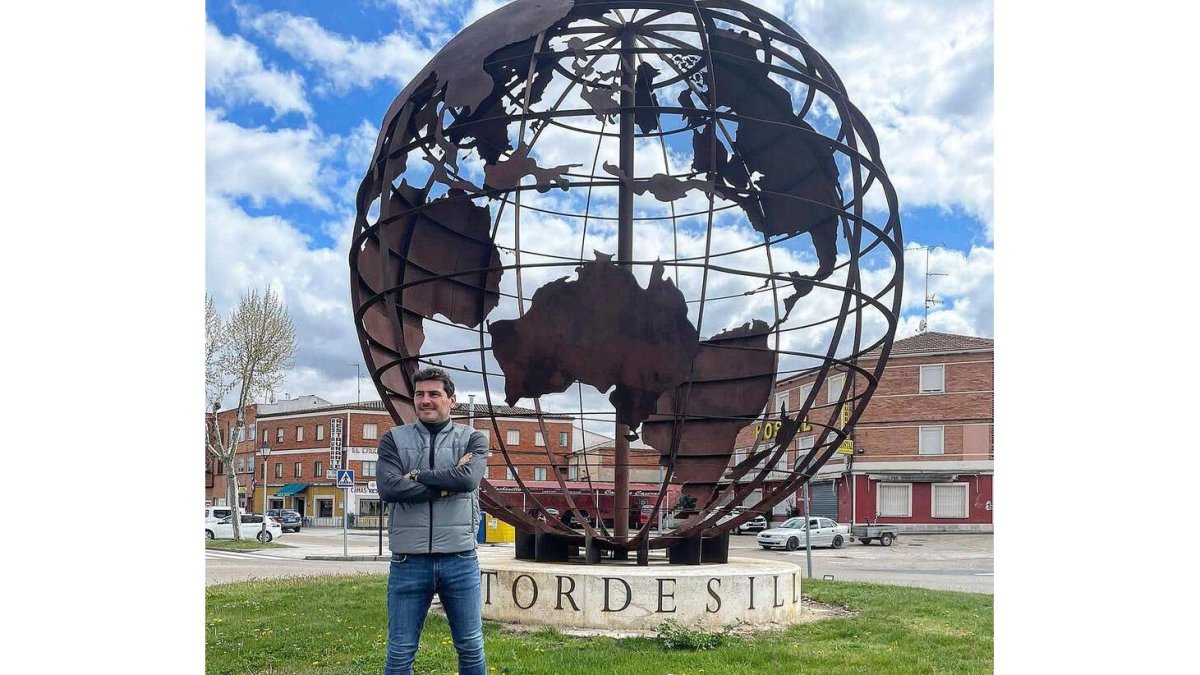 Iker Casillas junto a la 'Bola del Mundo' de Tordesillas. / INSTAGRAM