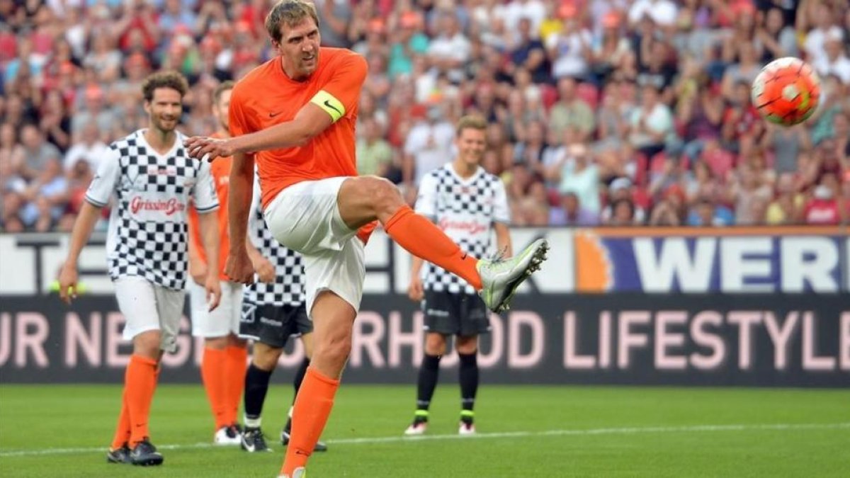 Dirk Nowitzki tira el penalti durante el partido benéfico. El balón acabó en el quinto pino.-EFE / TORSTEN SILZ