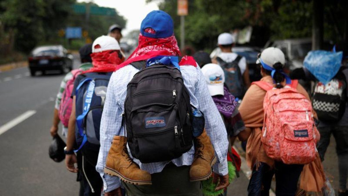 Durante la tarde del domingo, cientos de salvadoreños habían cruzado la frontera hacia Guatemala.-EL PERIÓDICO