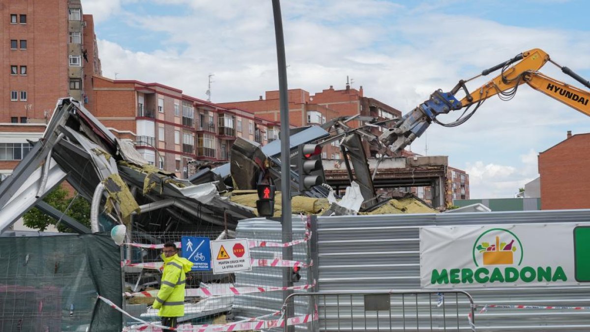 Derribo del antiguo concesionario Seat en Carretera Madrid para la construcción del nuevo Mercadona.- J.M. LOSTAU