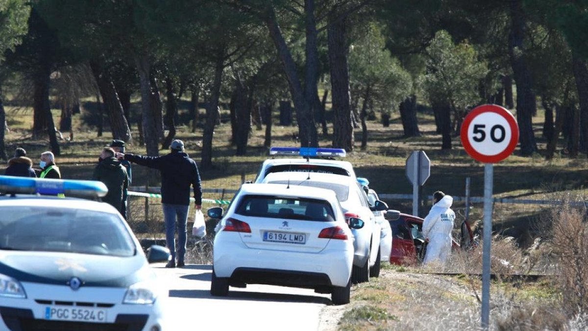 Vehículos de la Guardia Civil en el lugar en el que se encontró el cadáver.- J. M. LOSTAU