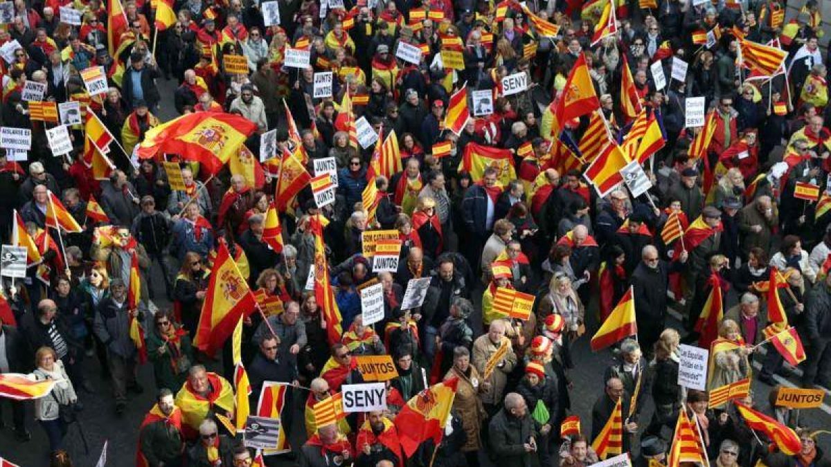 Los manifestantes se han dirigido hacia la plaza Sant Jaume.-EFE