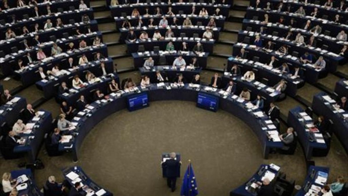 Estrasburgo /El presidente de la Comisión, Jean-Claude Juncker, se dirige al pleno del Parlamento Europeo.-AFP / FREDERICK FLORIN