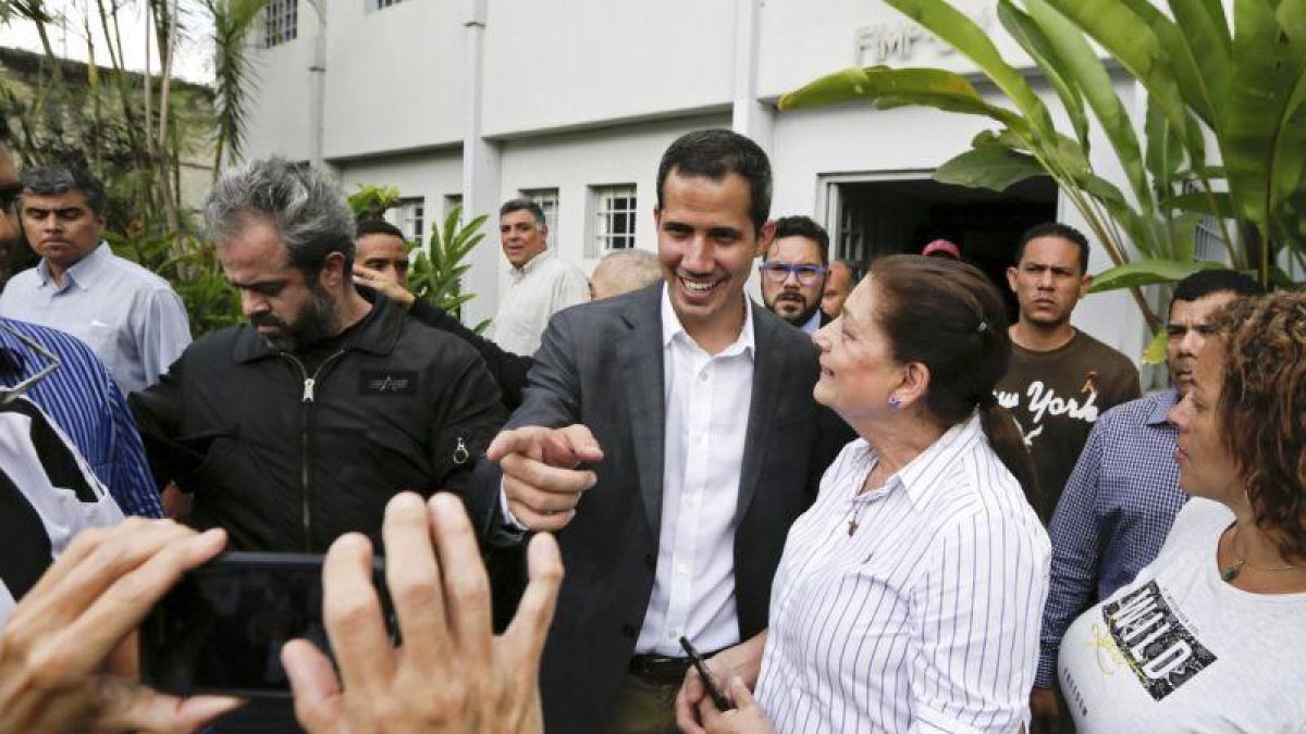 Juan Guaidó se reune con líderes laborales y empleados públicos.-AP