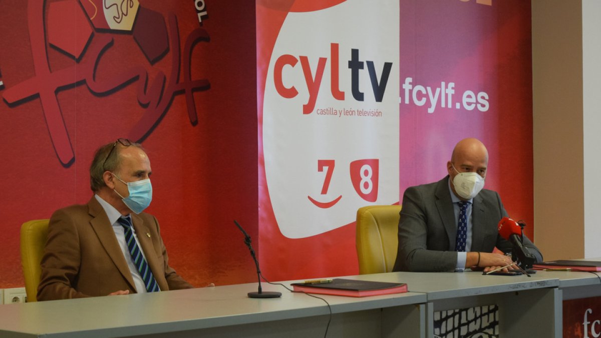 Firma del convenio entre la Federación de Castilla y León y de Fútbol y RTVCyL. / E.M.