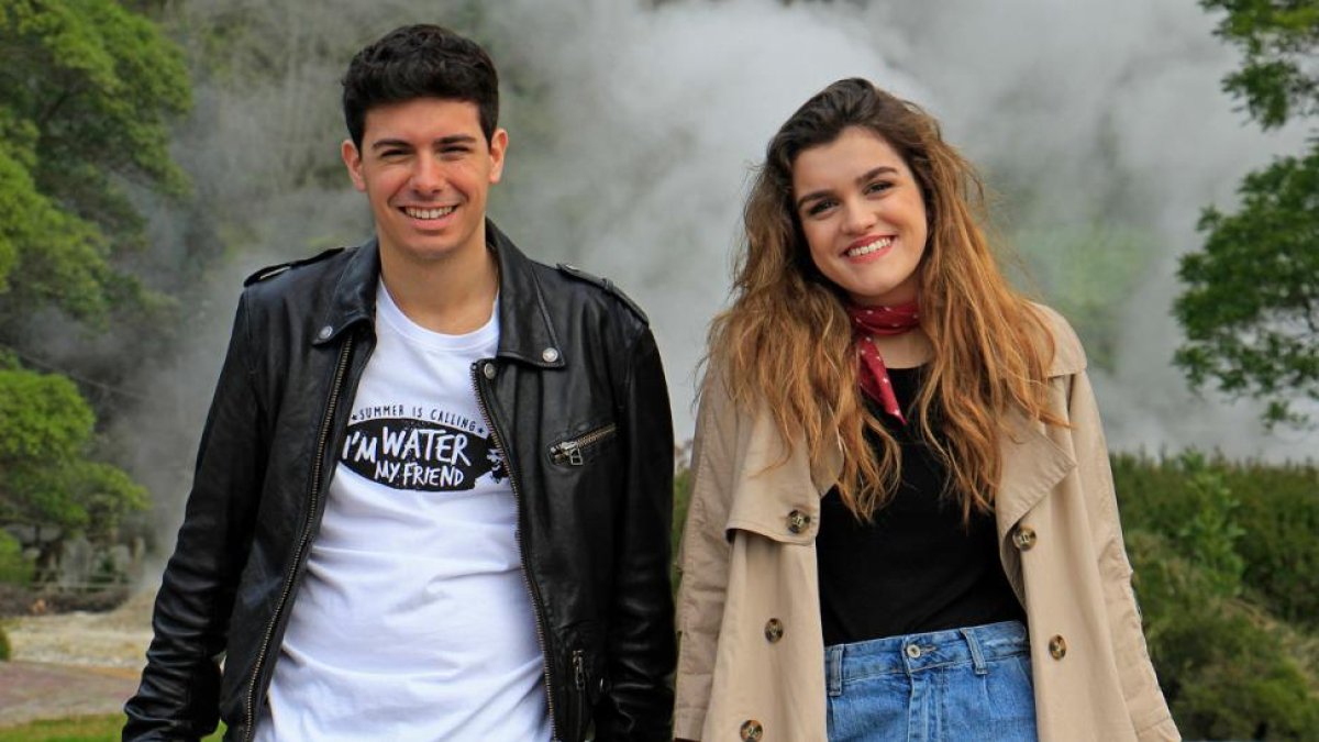 Alfred y Amaia, durante la grabación de la postal de presentación para Eurovisión, en las Azores.-/ PERIODICO