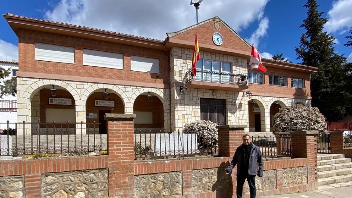 El alcalde de Castronuño, Enrique Seoane,  frente al Ayuntamiento.- A.C.