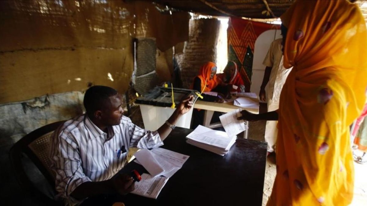 La zona de Darfur, al suroeste de Sudán, elige en un referéndum si mantendrá los cinco estados o se convertirá en un ente semiautónomo.-ASHRAF SHAZLY