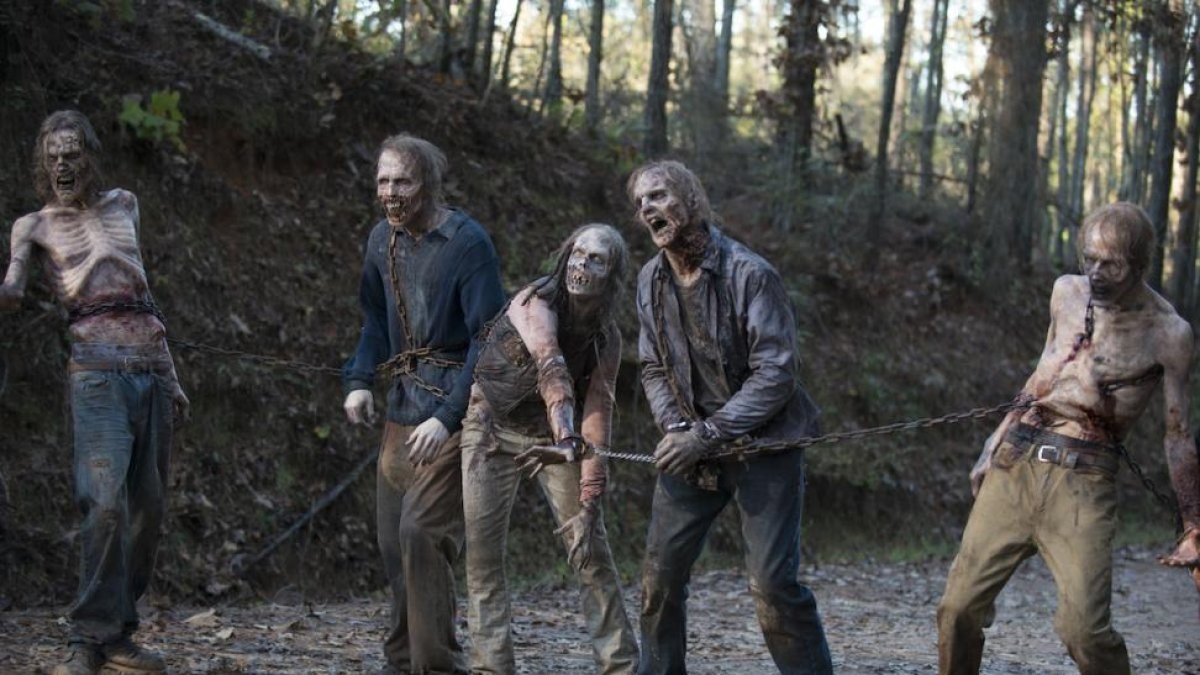 Imagen de los zombis en el final de la sexta temporada de 'The walking dead', en el canal de pago Fox.-Gene Page/AMC