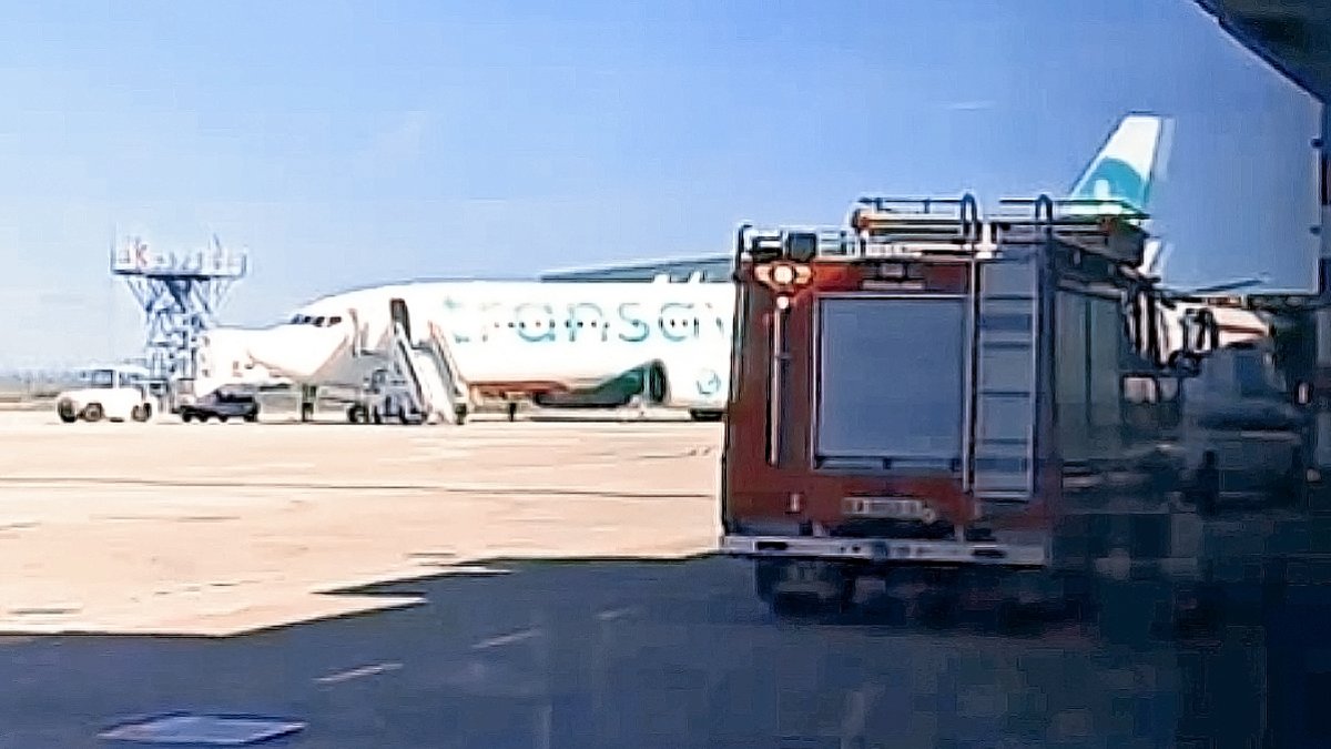 Imagen del avión desviado al aeropuerto de Villanubla junto a los vehículos de emergencia desplegados. E. M.