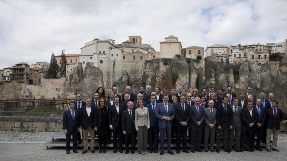 El líder del PP, Mariano Rajoy, en un acto en defensa de las diputaciones, con los presidentes de estas entidades del partido conservador.-TAREK