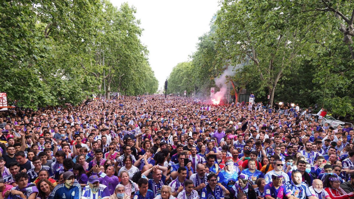 Casi 20.000 personas en la Acera de Recoletos esperando al Real Valladolid. / PHOTOGENIC