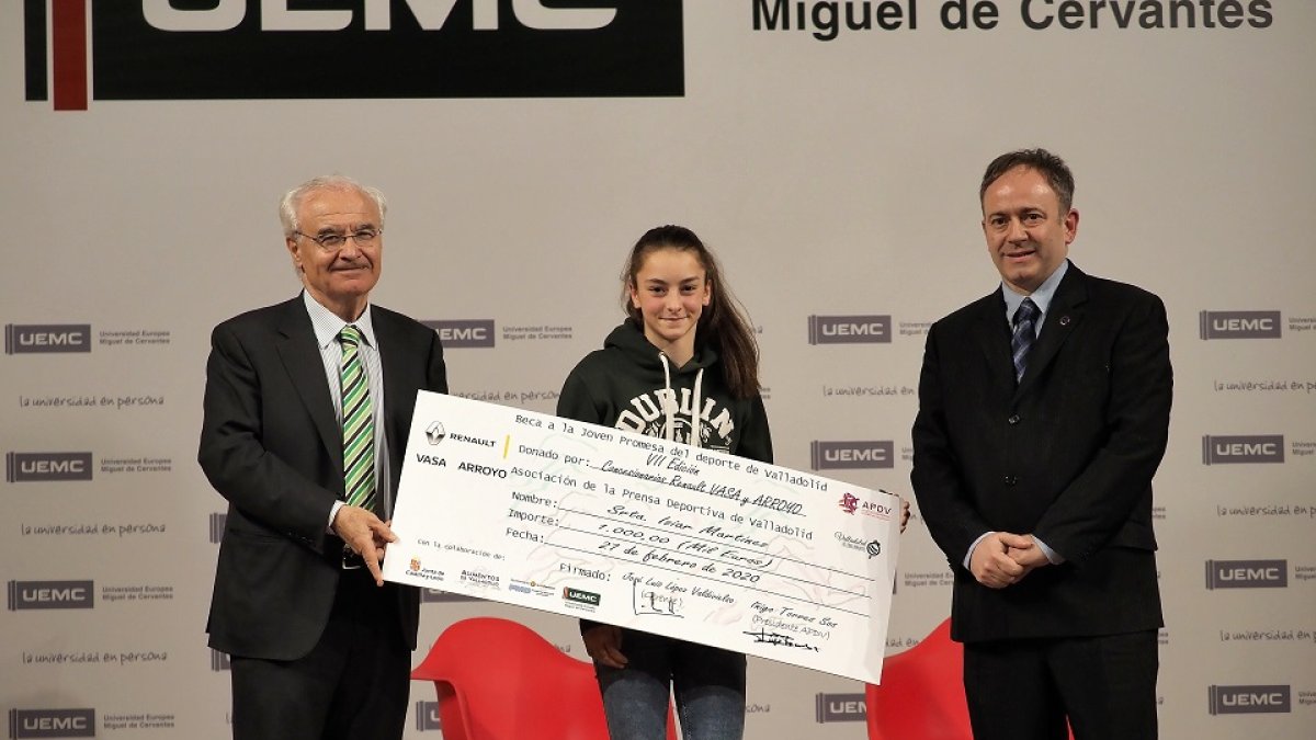 José Luis López Valdivielso, Iziar Martínez e Iñigo Torres, con el cheque gigante de los 1.000 euros. MARIANO GONZÁLEZ EGEA