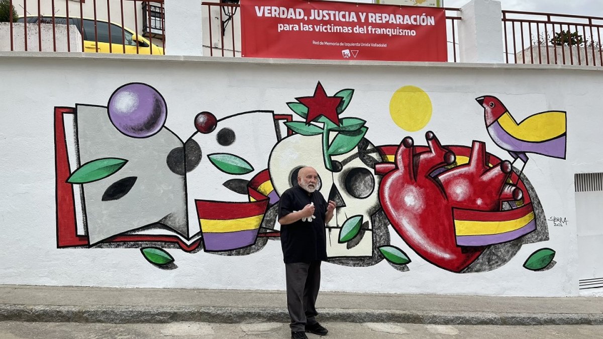 Manuel Sierra junto a su mural en Castronuño.- IU VALLADOLID