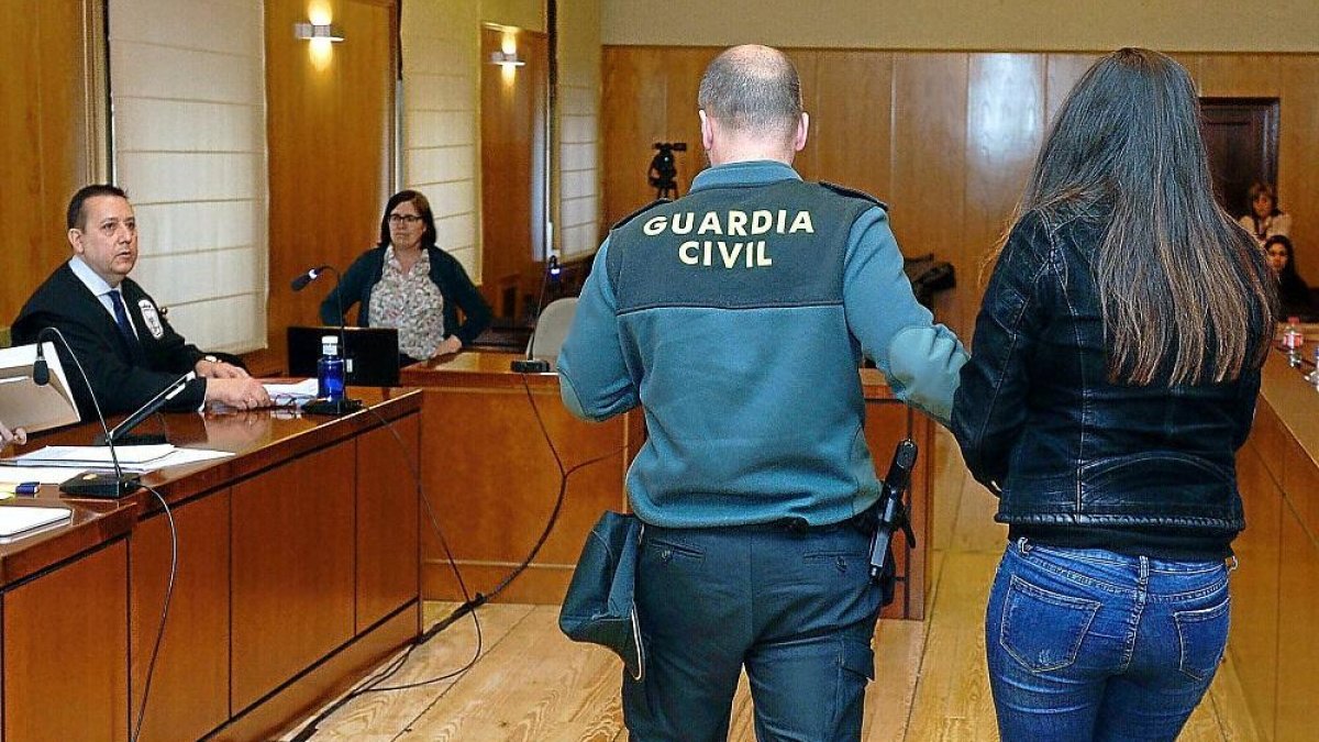 Davinia Muñoz, en una de las sesiones del juicio por el asesinato y violación de su hija Sara.-POOL EFE