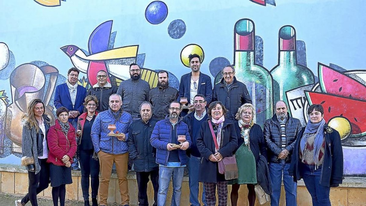 Foto de familia de autoridades, premiados y participantes en el concurso de pinchos de la Ruta de Cigales.-EL MUNDO