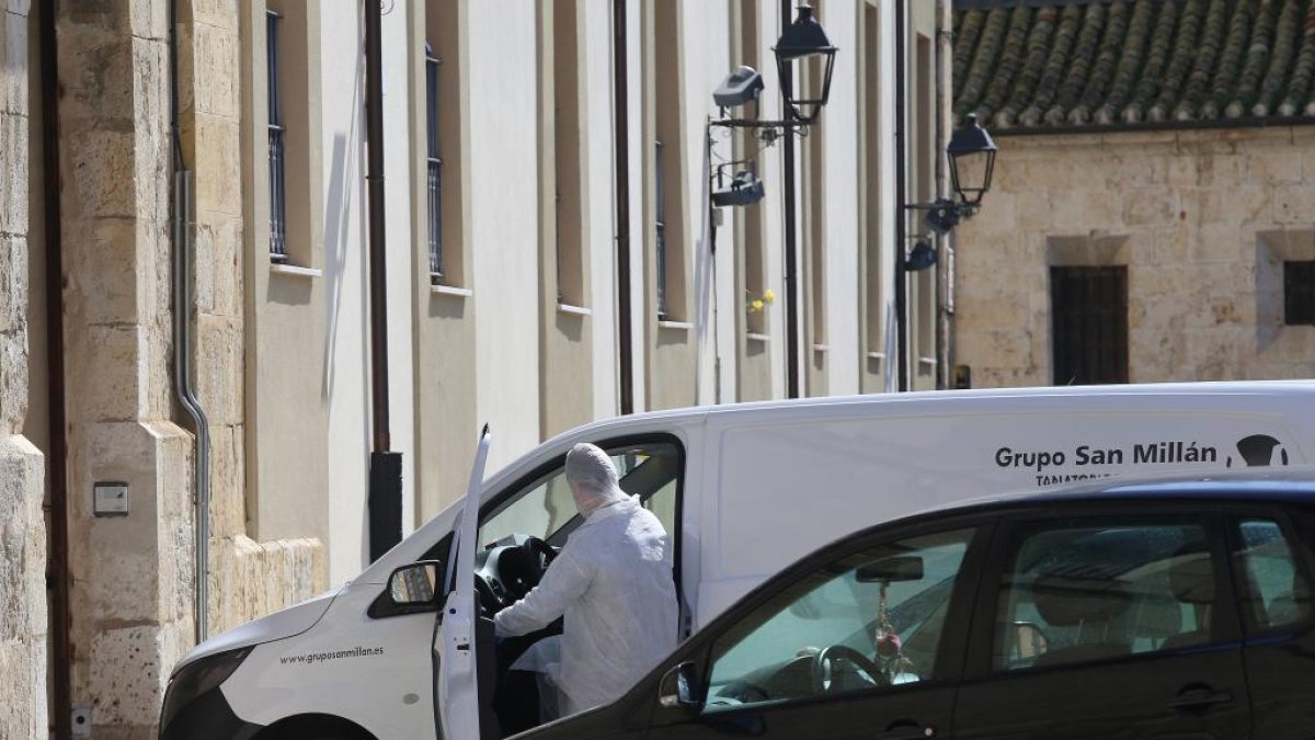 Una funeraria a las puertas de una residencia de Castilla y León en lo más duro de la pandemia.  E. M.