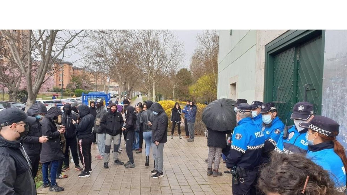 Efectivos de la Policía Municipal custodian la entrada del inmueble ante un grupo de concentrados en apoyo del colectivo La Molinera. - E. PRESS