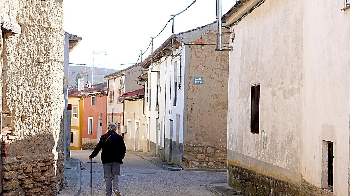 Una mujer camina por las calles de un pueblo de Valladolid.- ICAL