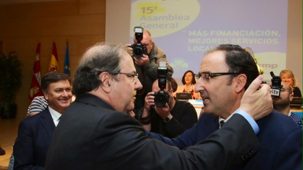 El presidente de la Junta, Juan Vicente Herrera, felicita al nuevo presidente de la Frmp, Alfonso Polanco, en presencia del saliente, Francisco Vázquez, en la XV Asamblea General de la FRMP.-Ical