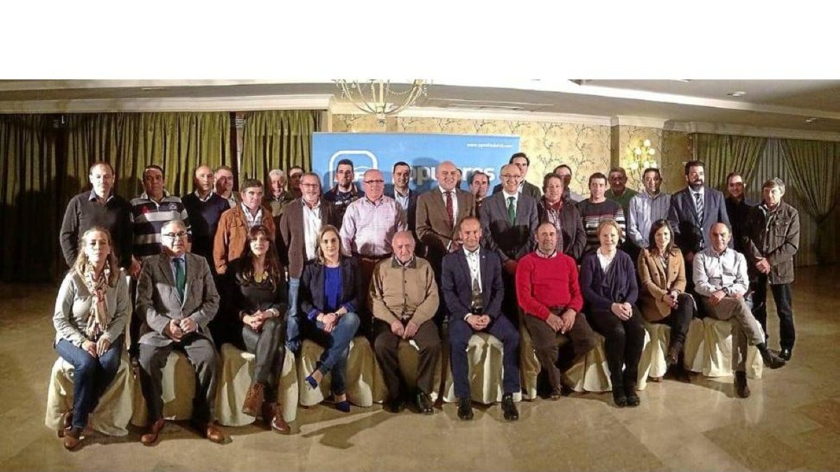 Foto de familia de los candidatos de los municipios y pedanías del partido judicial de Medina del Campo, con Medrano y Carnero, presentados en el hotel Villa de Ferias-El Mundo