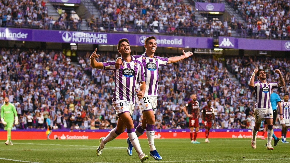 El Real Valladolid celebra el tercer gol ante el Burgos obra de Meseguer. / RVCF