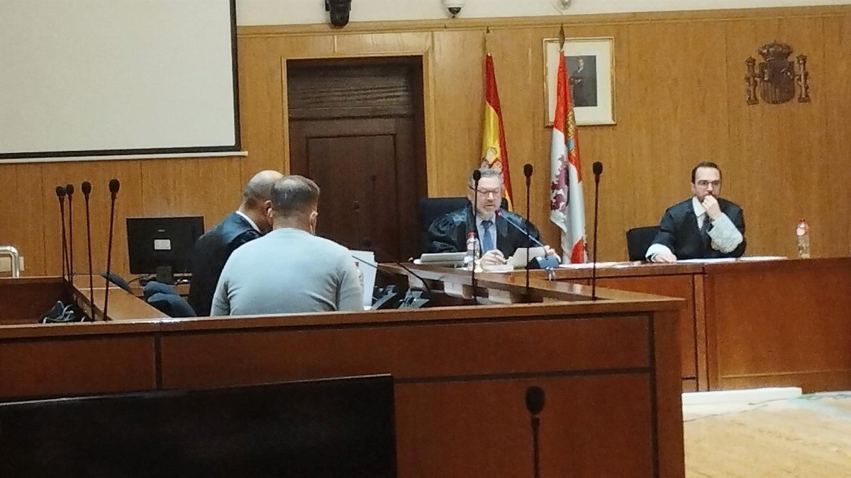 El vecino de Arroyo, de espaldas, junto a su letrado defensor durante la vista oral celebrada este miércoles en la Audiencia de Valladolid. - EUROPA PRESS