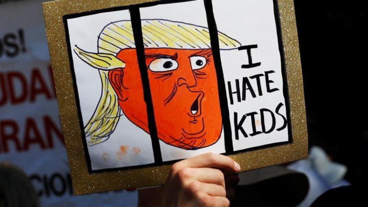 Un manifestante a favor de la reunificación de las familias de inmigantes sostiene un cartel en una protesta en Nueva York con un dibujo de la cara de Trump y en el que se lee Yo odio a los niños.-REUTERS / SHANNON STAPLETON