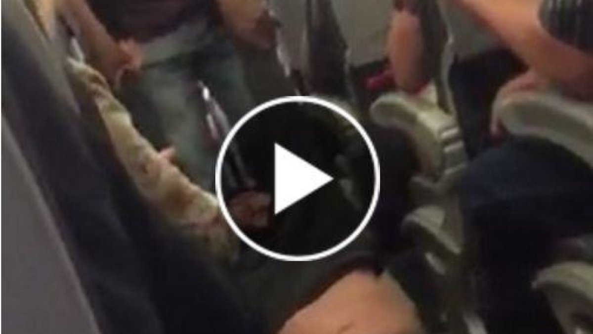 Brutal expulsión de un pasajero de United Airlines por 'overbooking'.-