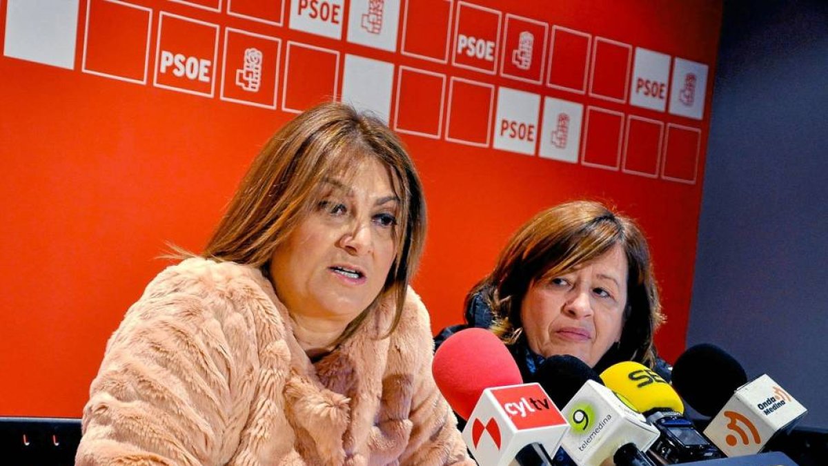 Teresa López el lunes con la secretaria general del PSOE, Raquel Alonso-Santiago G. del Campo