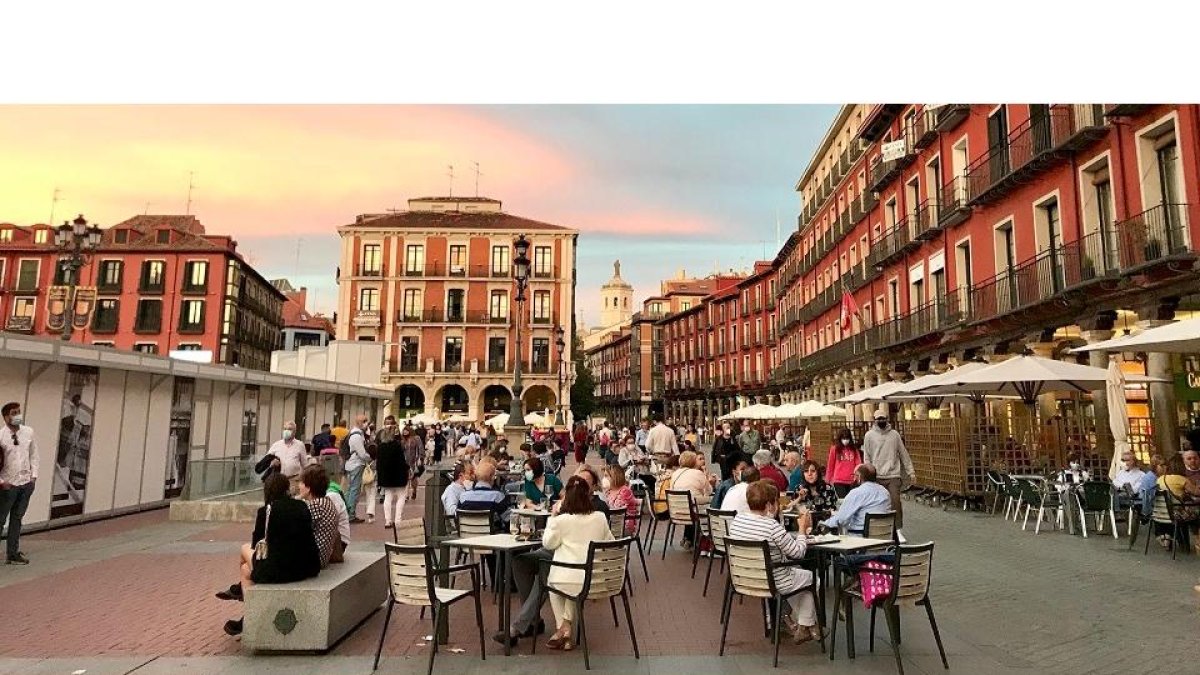 Imagen de archivo de la terraza de un establecimiento la plaza Mayor de Valladolid.- ICAL