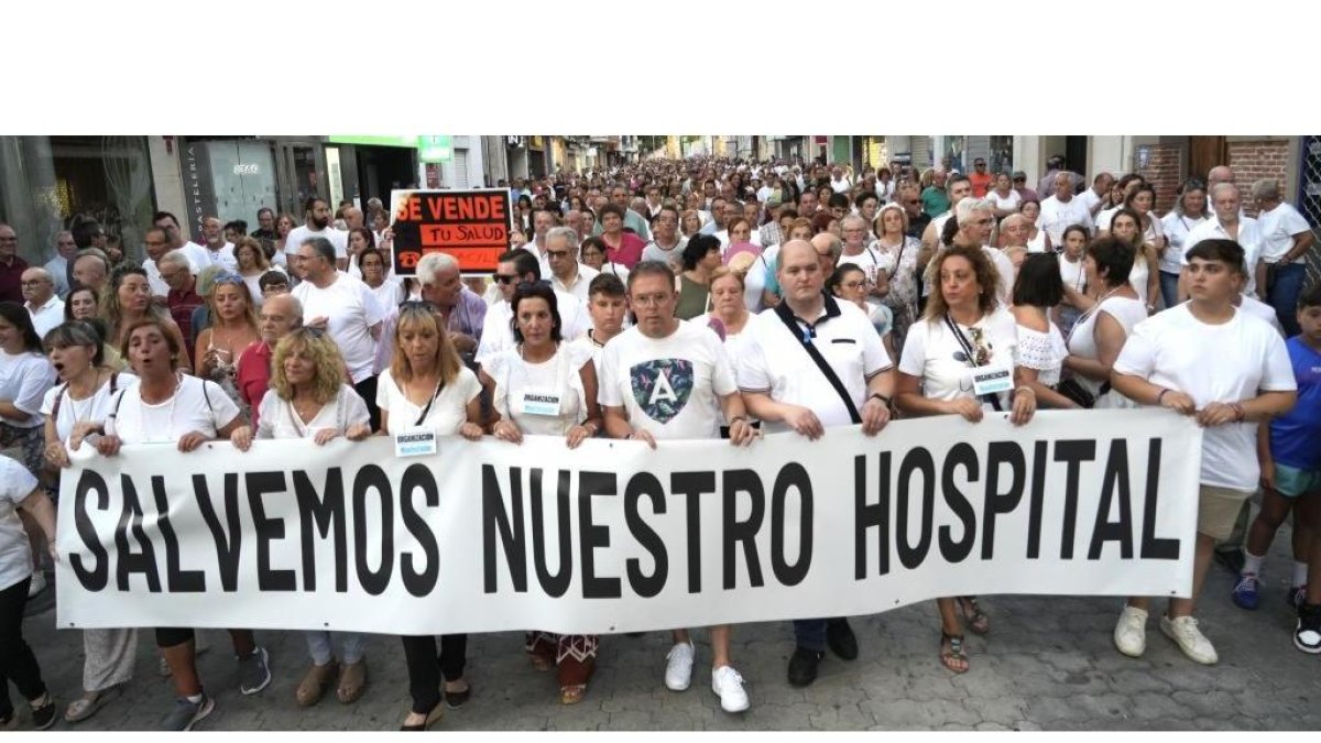 Manifestación en Medina del Campo en defensa del hospital.-J. M. LOSTAU