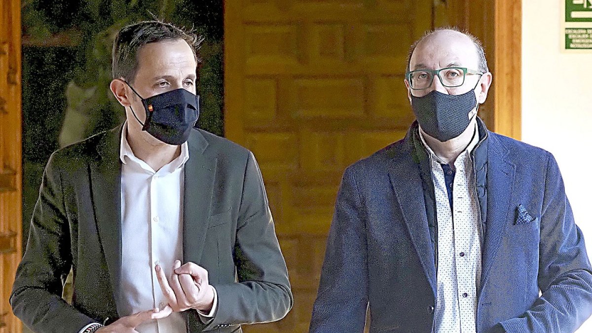 Conrado Íscar y Jesús Herreras en el Palacio de Pimentel, ayer. / EL MUNDO