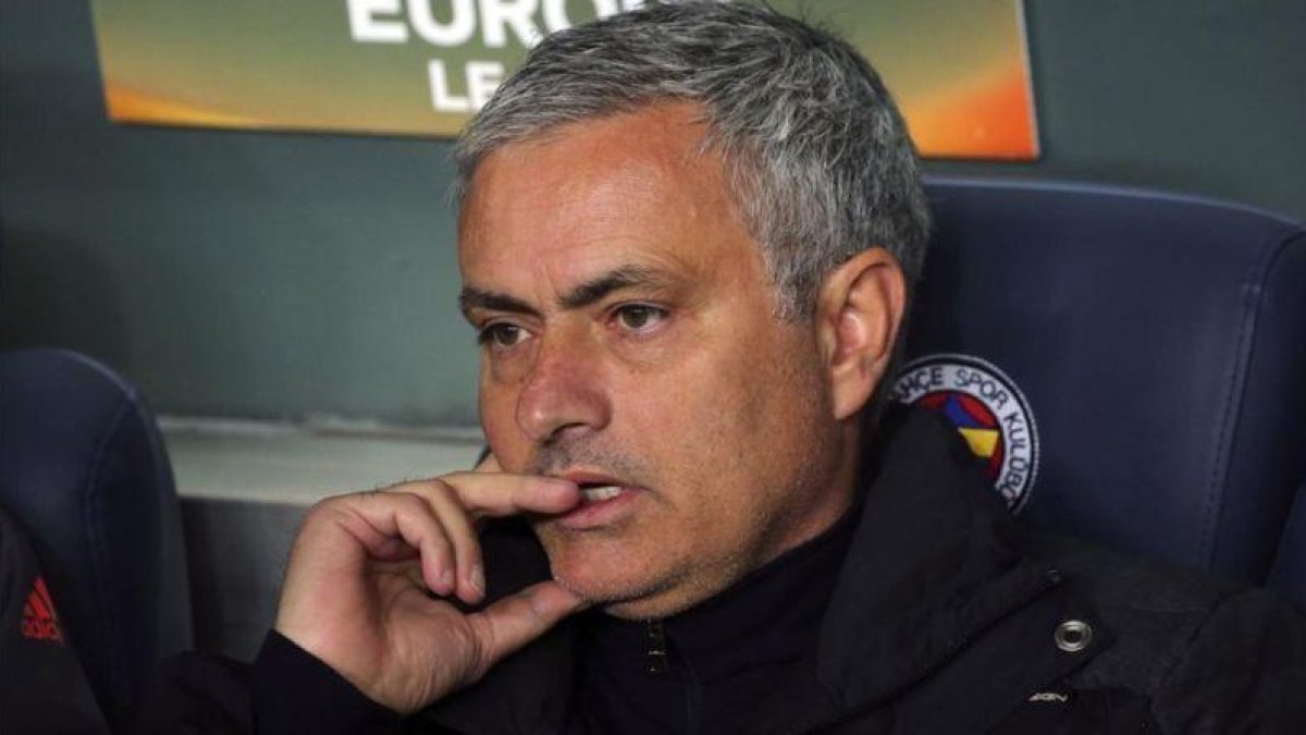 Mourinho, en el banquillo durante el Fenerbahçe-Manchester United.-STR