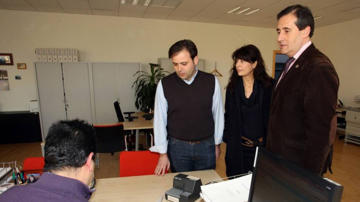 El secretario general del PSOE en León, Tino Rodríguez, registra enmiendas al Proyecto de Ley de Babia y Luna junto a los procuradores socialistas Ana Redondo y Miguel Ángel Fernández-Ical