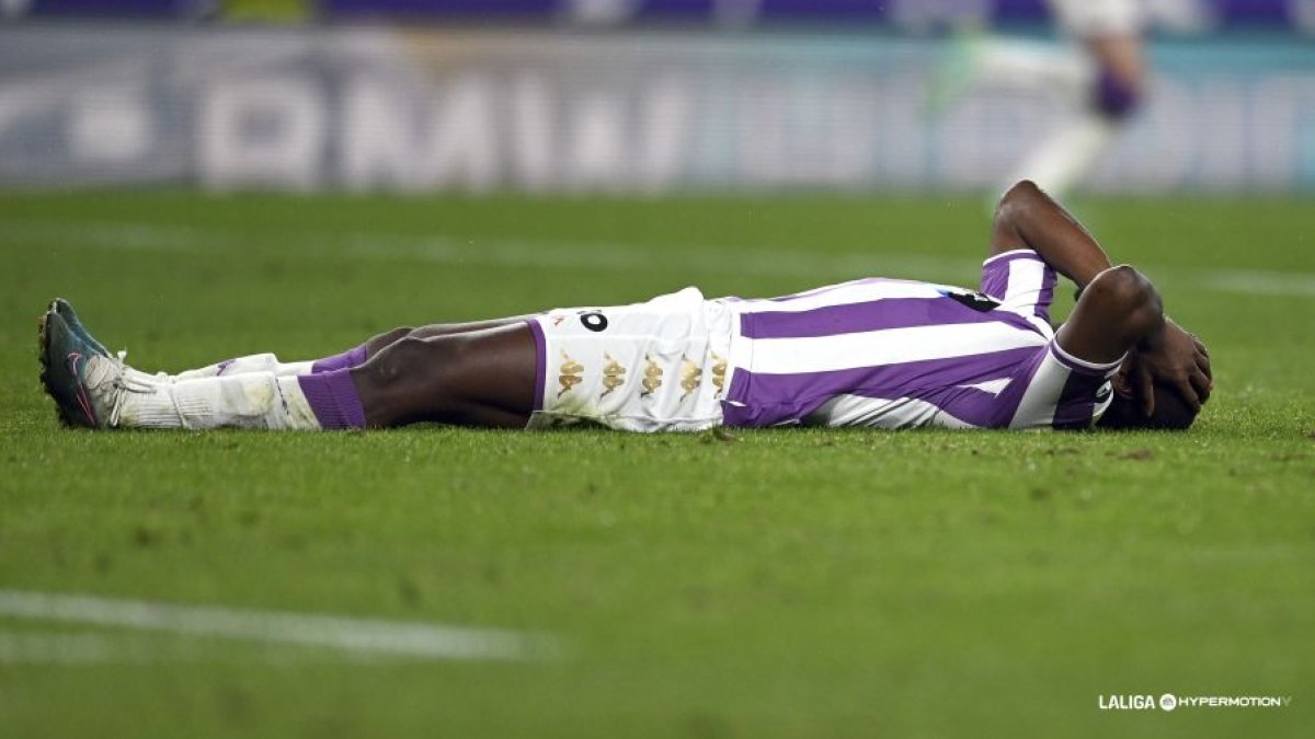 Imagen de impotencia del delantero del Real Valladolid, Sylla./ LALIGA