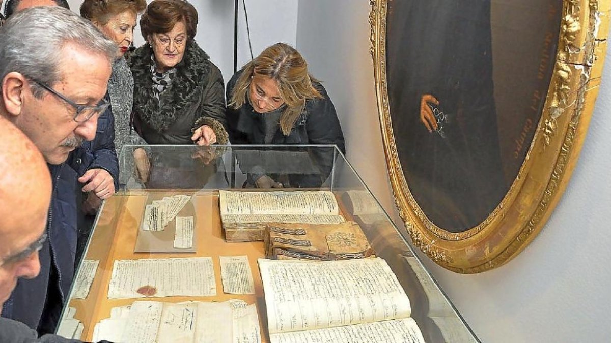 Un grupo de visitantes del Museo de las Ferias contempla ejemplares del Archivo Simón Ruiz en una muestra anterior.-S. G. C.