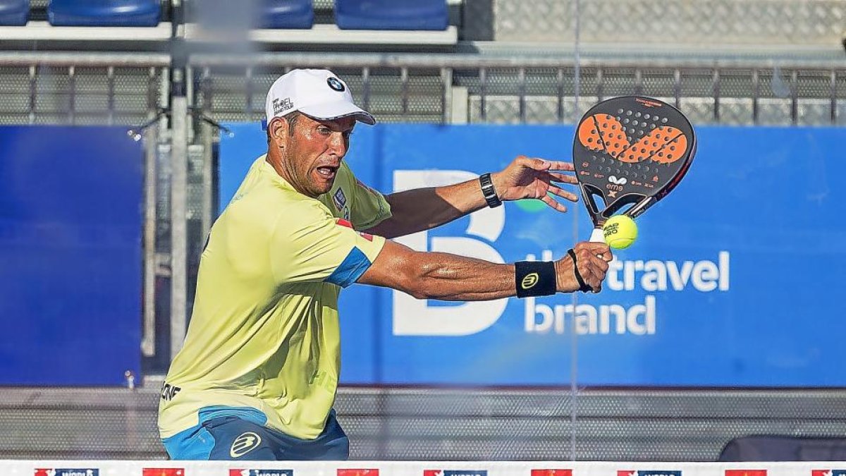 Un jugador golpea la bola en un partido del World Pádel Tour en Valladolid.-M. A. SANTOS