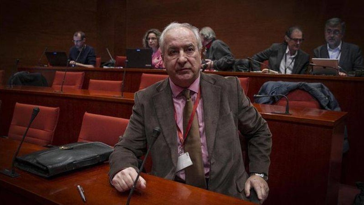 Ramon Pedrós, exjefe de prensa de Jordi Pujol, este lunes en la comisión de investigación del Parlament.-Foto: CARLOS MONTAÑÉS