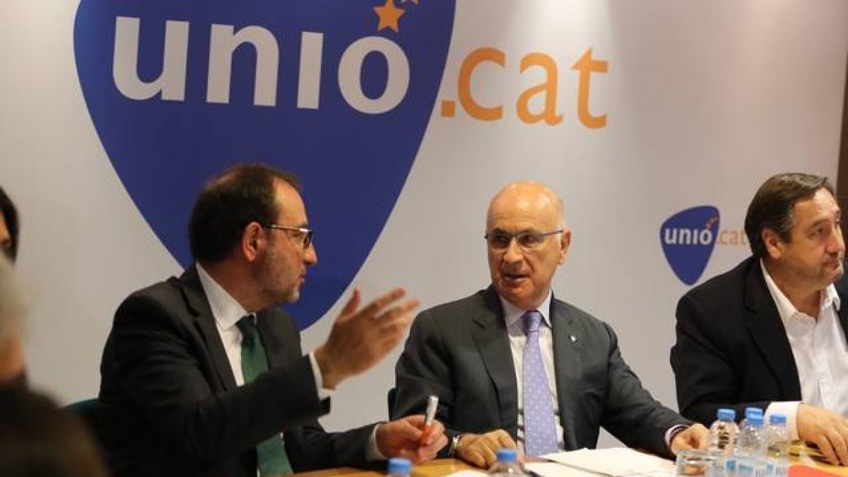 Espadaler (izquierda) habla con Duran durante la rueda de prensa de este lunes para analizar las elecciones catalanas.-RICARD CUGAT