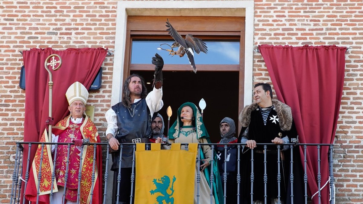 La Reina Doña Urraca, en el balcón del Ayuntamiento de Fresno el Viejo, ayer, durante la recreación histórica.- J.M. LOSTAU