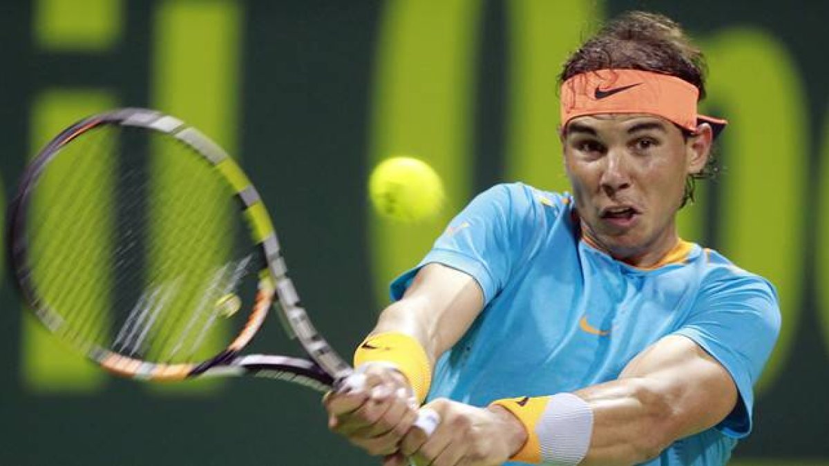 Rafael Nadal devuelve una bola a Michael Berrer, en la primera ronda del torneo de Doha.-Foto: REUTERS / MOHAMMED DABBOUS