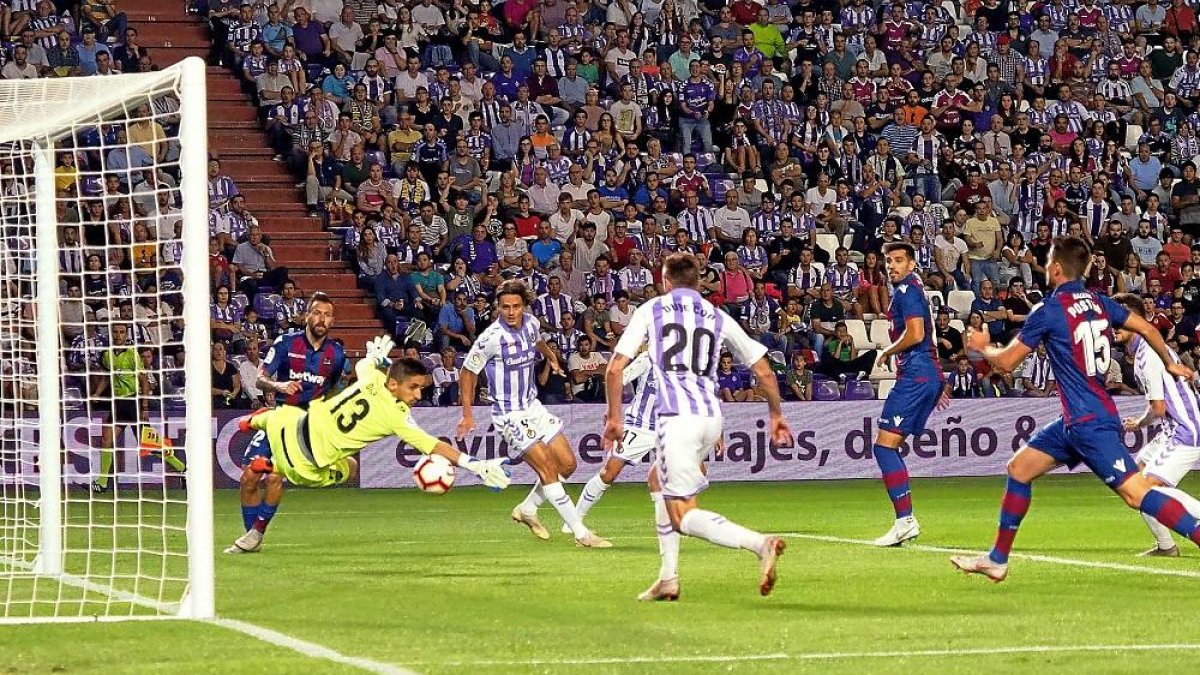 Oier no llega al balón tras el cabezazo de Ünal, en el centro de la imagen, ante la mirada de Cop, de espaldas, en la jugada del 1-1.-PABLO REQUEJO