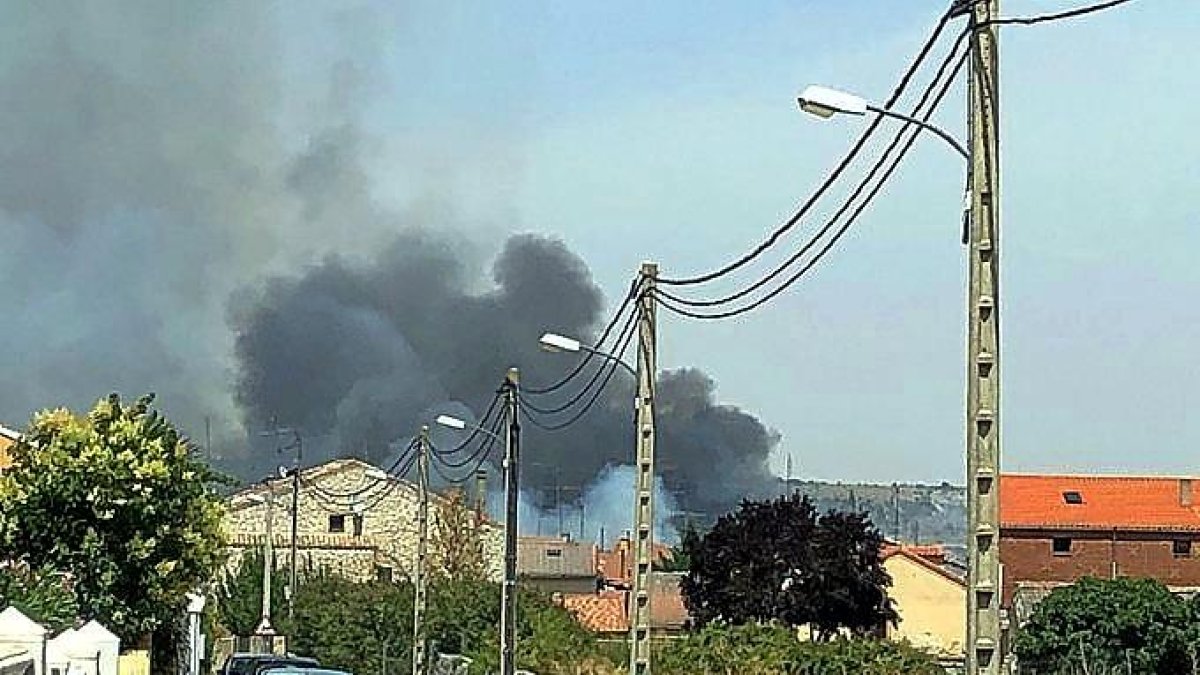 Vista del humo del incendio desde el municipio de Traspinedo.-@Suffer