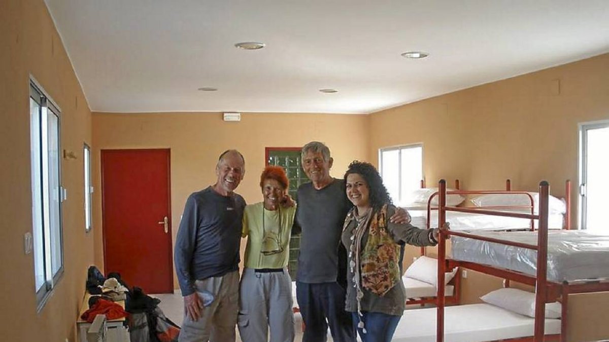 Rosana de Castro, voluntaria del albergue de Castronuño, con un grupo de peregrinos.-E.M