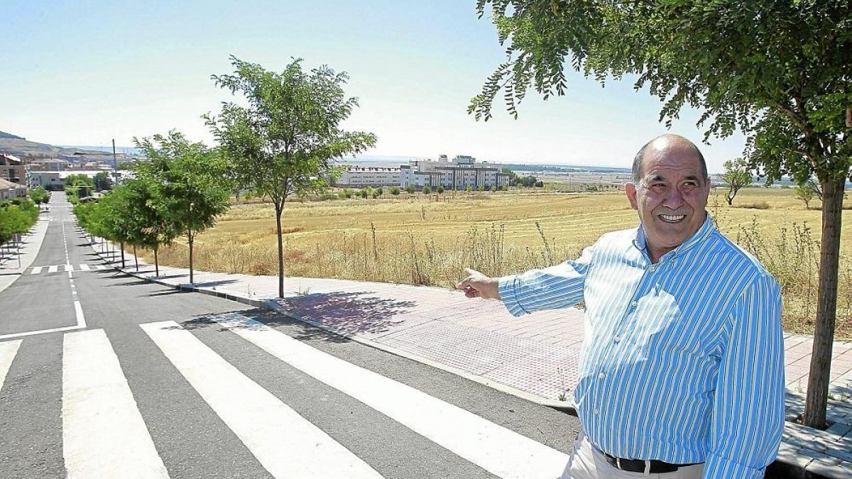 El alcalde, Mariano Suárez, señala los terrenos donde se construirá el instituto, en una foto de archivo.-J.M. LOSTAU